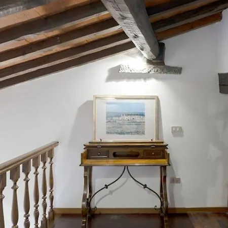 D/t Elegant & Spacious Flat 2' Walk Train Station