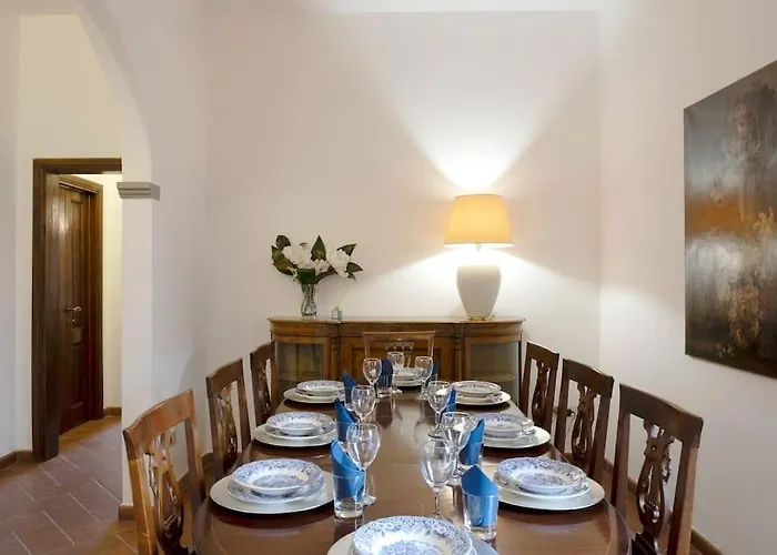 D/t Elegant & Spacious Flat 2' Walk Train Station *