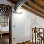 D/t Elegant & Spacious Flat 2' Walk Train Station *
