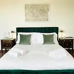 D/t Elegant & Spacious Flat 2' Walk Train Station *
