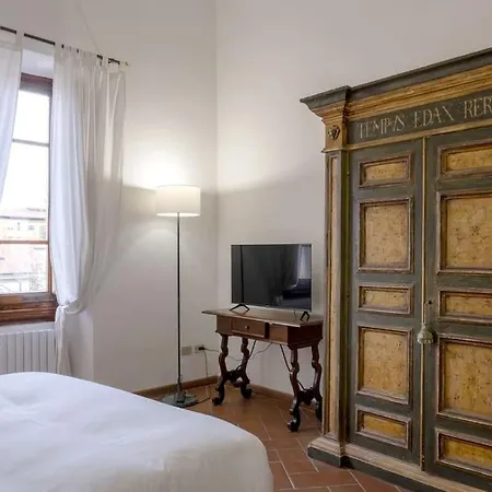 D/t Elegant & Spacious Flat 2' Walk Train Station * Florença