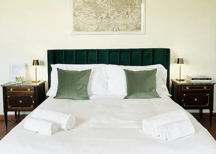 D/t Elegant & Spacious Flat 2' Walk Train Station *